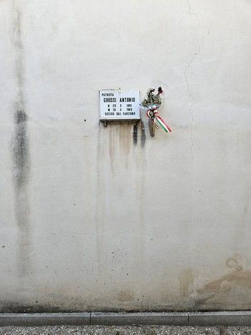 Lapide commemorativa dedicata a Grossi Antonio, con decorazioni e il tricolore italiano.