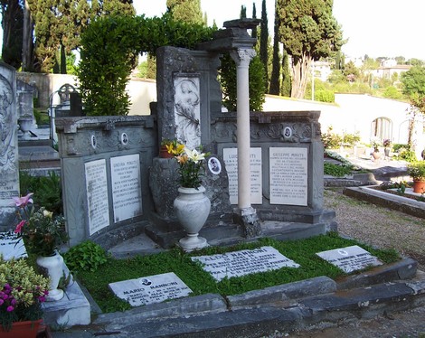 Sepolcro di Nannoni, monumento funerario con decorazioni e fiori, situato in un cimitero.