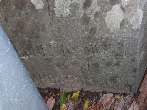 Cippo commemorativo dedicato a Mucci e Petrucci, con incisioni su pietra nel contesto naturale.