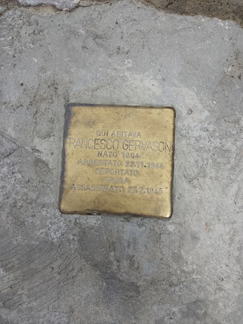 Pietra d'inciampo in memoria di Francesco Gervasoni, deportato e assassinato nel 1945.