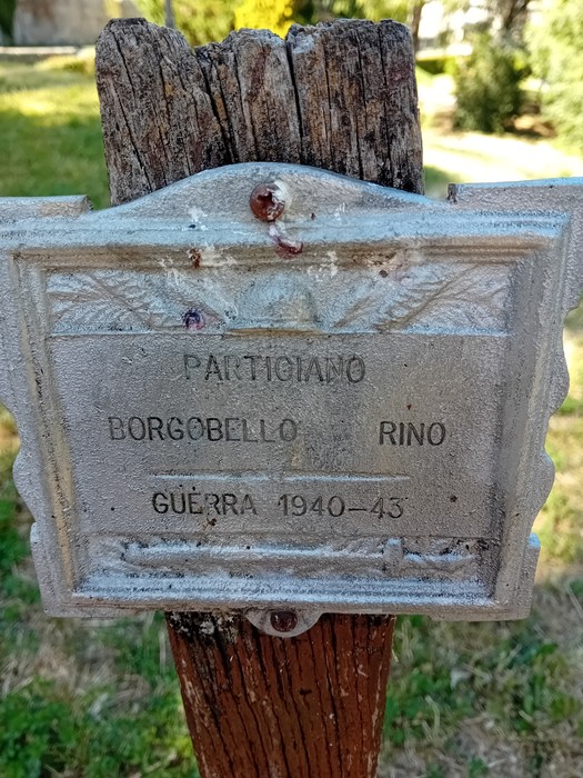 Targa commemorativa di un partigiano nel Parco della Rimembranza, con riferimento alla Seconda Guerra Mondiale.