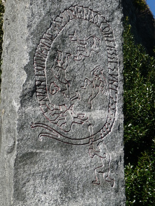 Un monumento in pietra commemorativo con incisioni, dedicato ai caduti e alla guerra di Liberazione.