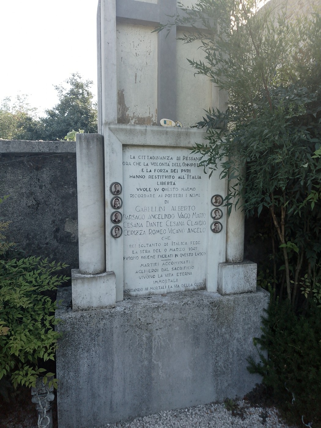 Monumento commemorativo ai Martiri di Pessano con Bornago, circondato da vegetazione e situato in un'area tranquilla.
