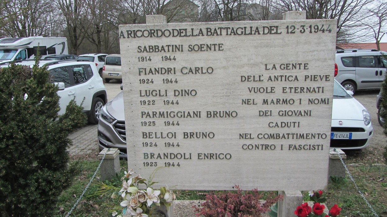 Monumento commemorativo dedicato ai caduti della battaglia di Pieve di Trebbio, con nomi e date.
