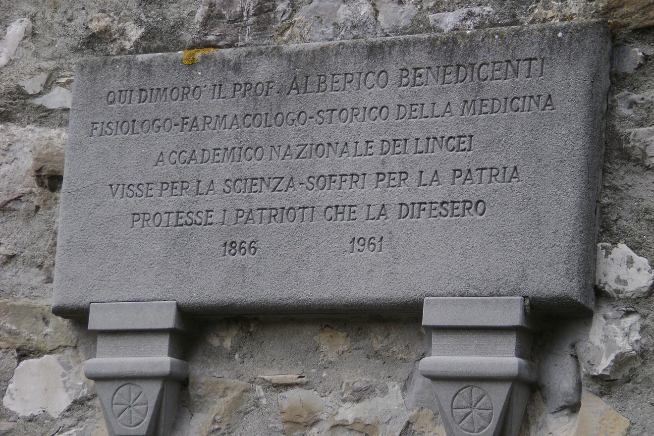 Lapide commemorativa dedicata a Alberto Benedicenti, illustre scienziato e patriota, 1866-1961.