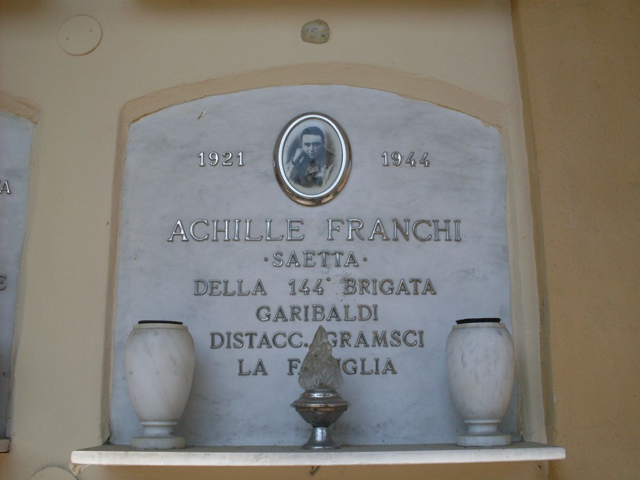 Monumento commemorativo ai caduti di Pieve Modolena, con lapidi dedicate ai combattenti.