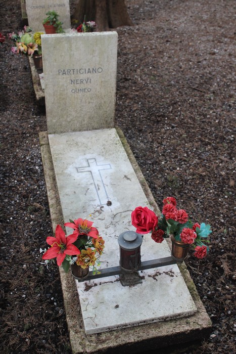 Tombe perpetue dedicate ai caduti per la libertà, adornate con fiori e monumenti commemorativi.
