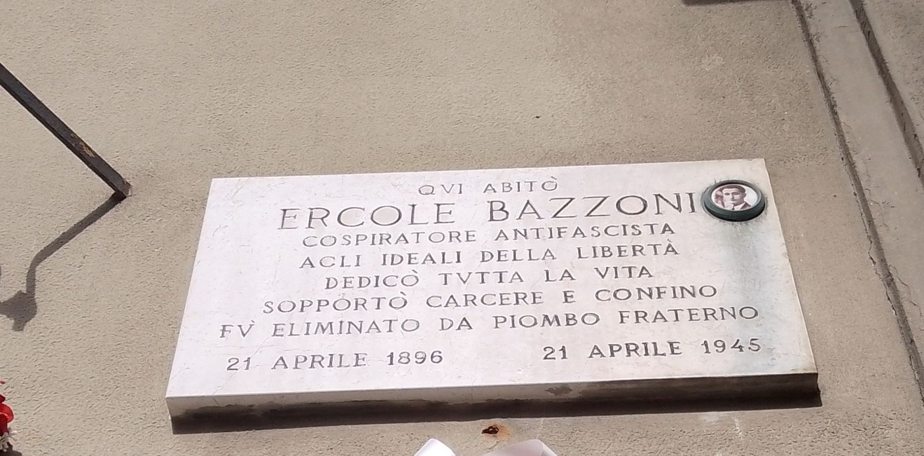 Lapide commemorativa di Ercole Bazzoni, antifascista, che celebra il suo impegno per la libertà.