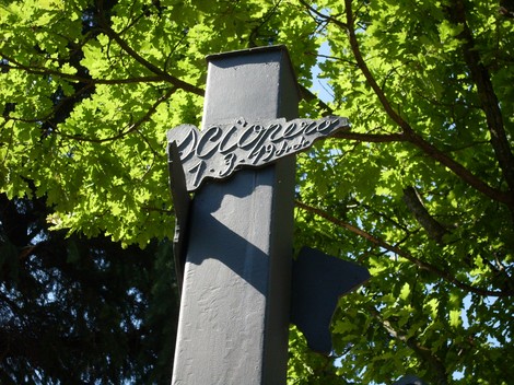 Monumento della Resistenza di Montecavolo, un tributo alla memoria e alla libertà, immerso nella natura.
