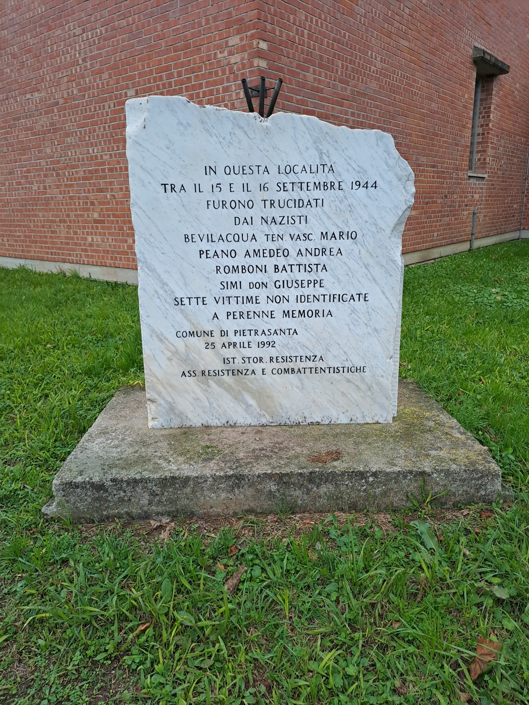 Monumento ai caduti di Osterietta, commemorazione delle vittime naziste del 1944 nella località.