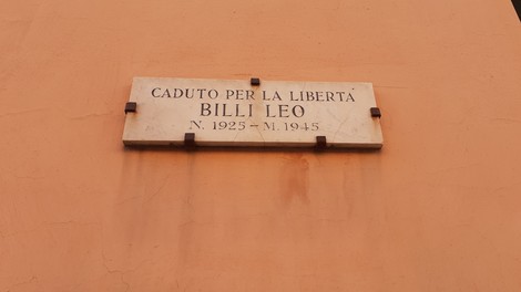 Lapide in memoria di Leo Billi, caduto per la libertà, con dettagli identificativi e commemorativi.