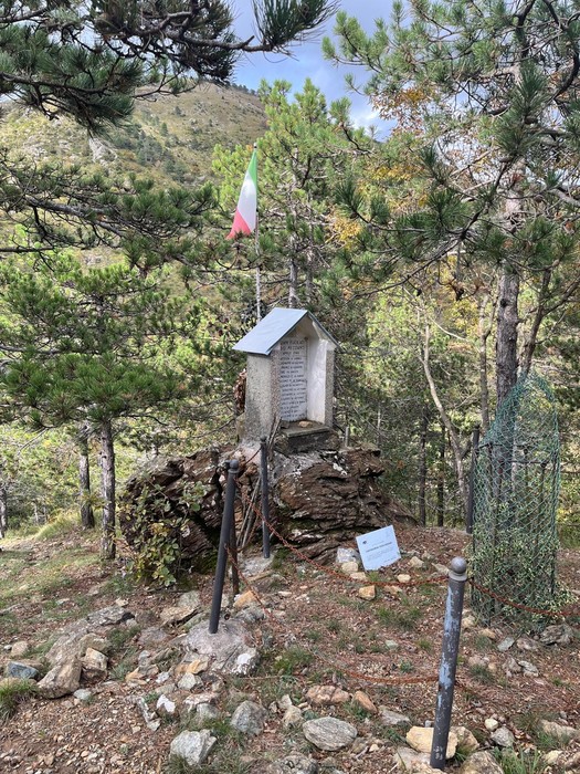 Sacrario ai Martiri di Passo Mezzano, monumento immerso nella natura a commemorazione dei caduti.