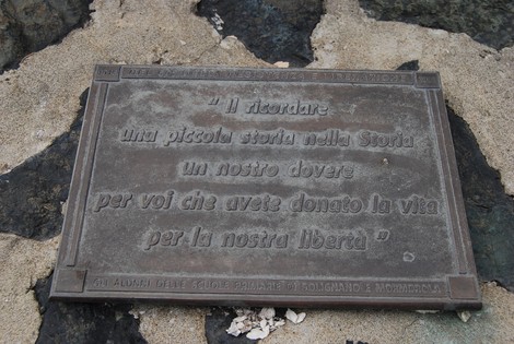 Monumento dedicato ai partigiani di Valmozzola, in memoria di chi ha lottato per la libertà.