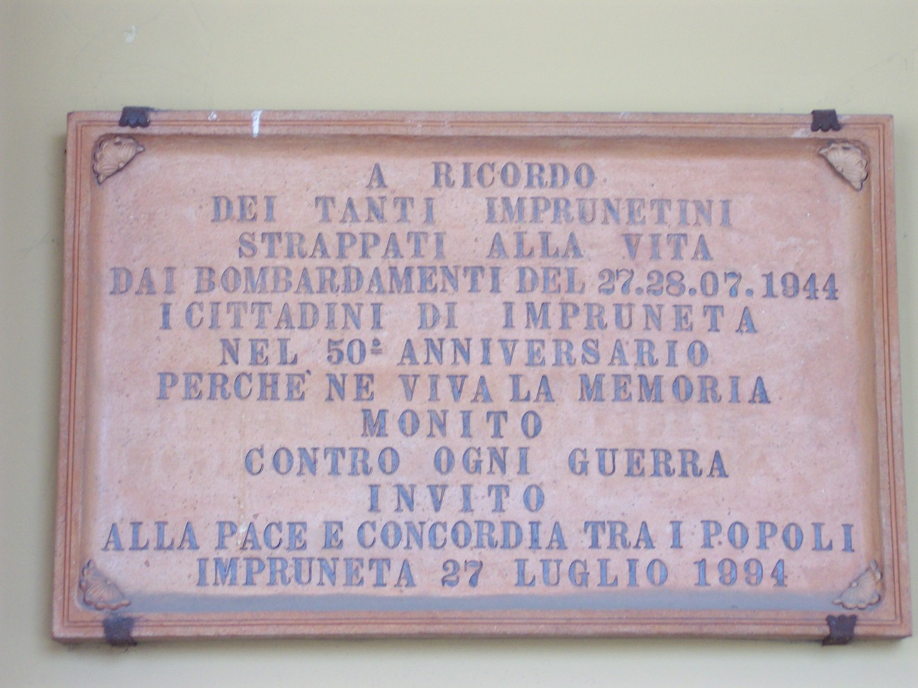 Lapide commemorativa per il 50° anniversario dei bombardamenti su Impruneta nel 1944.