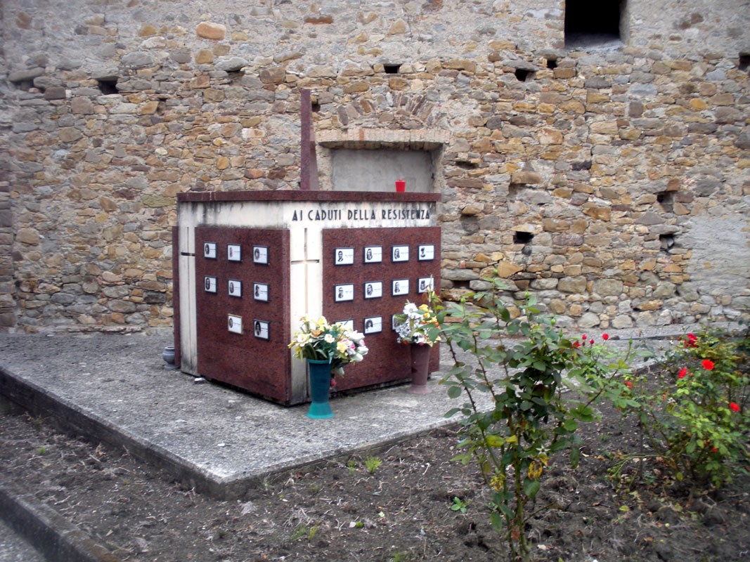 Monumento ai caduti della Resistenza di Zavattarello, dedicato alla memoria dei combattenti per la libertà.