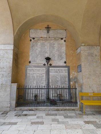 Lapidi commemorative dedicate ai caduti di Sarteano, allestite in un'area protetta e storica.