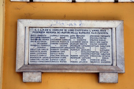 Lapide commemorativa dei martiri di Cuffenna durante la barbarie nazifascista, eretta nel 1945.