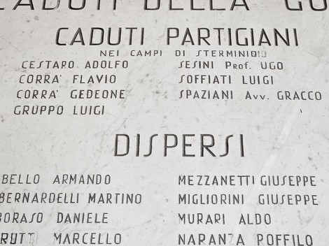 Lapide commemorativa dedicata ai caduti della guerra 1940-45, con nomi di soldati e partigiani.
