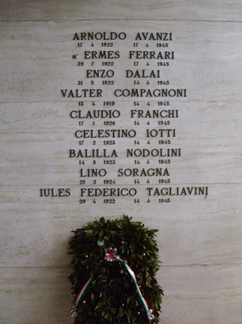 Sacrario dei caduti di Luzzara, monumento commemorativo con nomi di soldati italiani caduti in guerra.