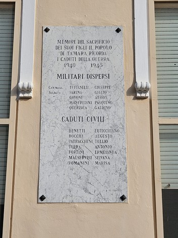 Lapidi commemorative dedicati ai caduti di Tamara, con nomi di militari e civili. Presenza di marmo e iscrizioni.