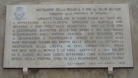 Lapide commemorativa della Resistenza in Apuania, onore ai combattenti per la libertà dal nazifascismo.
