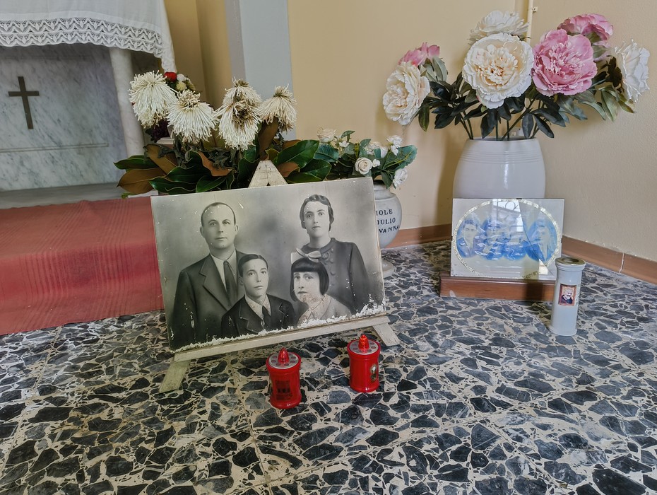 Sacrario dedicato alle vittime dell'eccidio del padule di Fucecchio, con foto e candele commemorative.