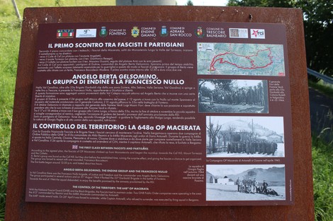Panoramica della "Strada della battaglia di Fonteno" con pannello informativo sulla storicità del luogo.