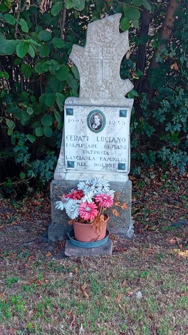 Cippo commemorativo dedicato a Luciano Cerati, con decorazioni floreali.