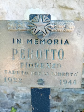 Monumento commemorativo in memoria ai caduti, con targa in onore di Fiorenzo Perotto, 1922-1944.