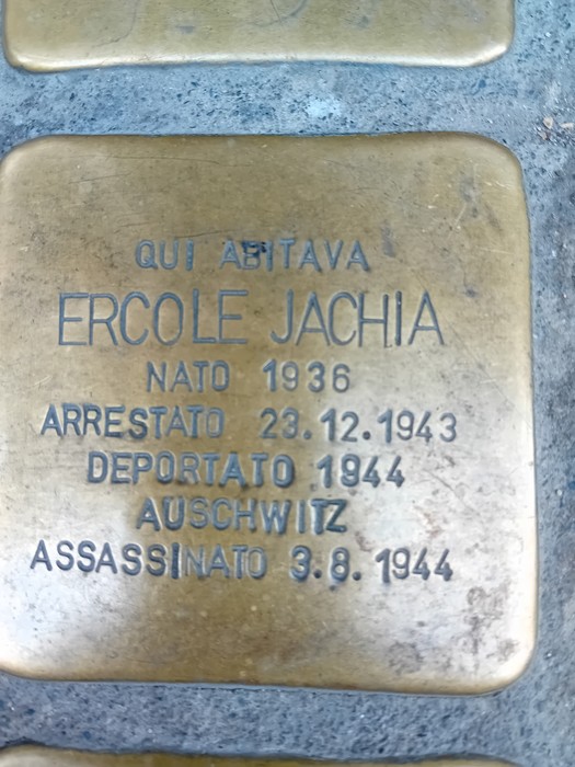 Pietra d'inciampo in ottone incassata nel selciato, con iscrizione dedicata a Ercole Jachia.