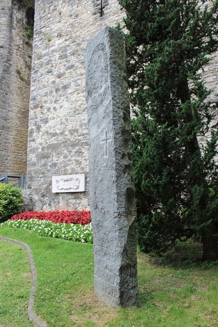 Monumento commemorativo scolpito in pietra dedicato ai caduti della prigionia e della guerra di Liberazione.