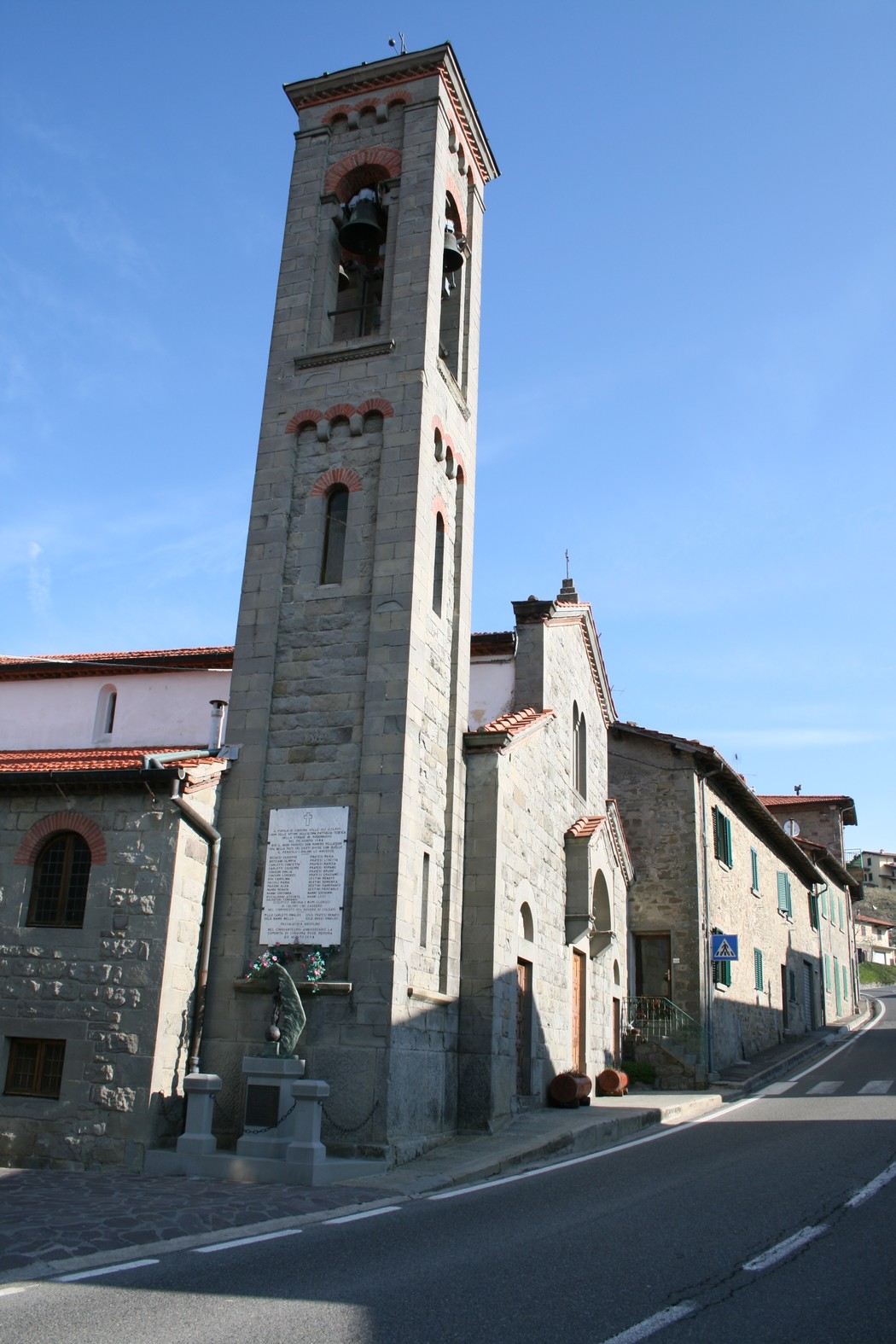 Monumento alla pace della Consuma, una torre che simboleggia la speranza e la riconciliazione.