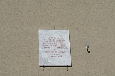 Lapide commemorativa dedicata ai caduti sul lavoro e in guerra, situata a Villafranca in Lunigiana.
