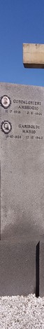 Monumento ai partigiani caduti di Brugherio, con superficie in pietra e simboli commemorativi.