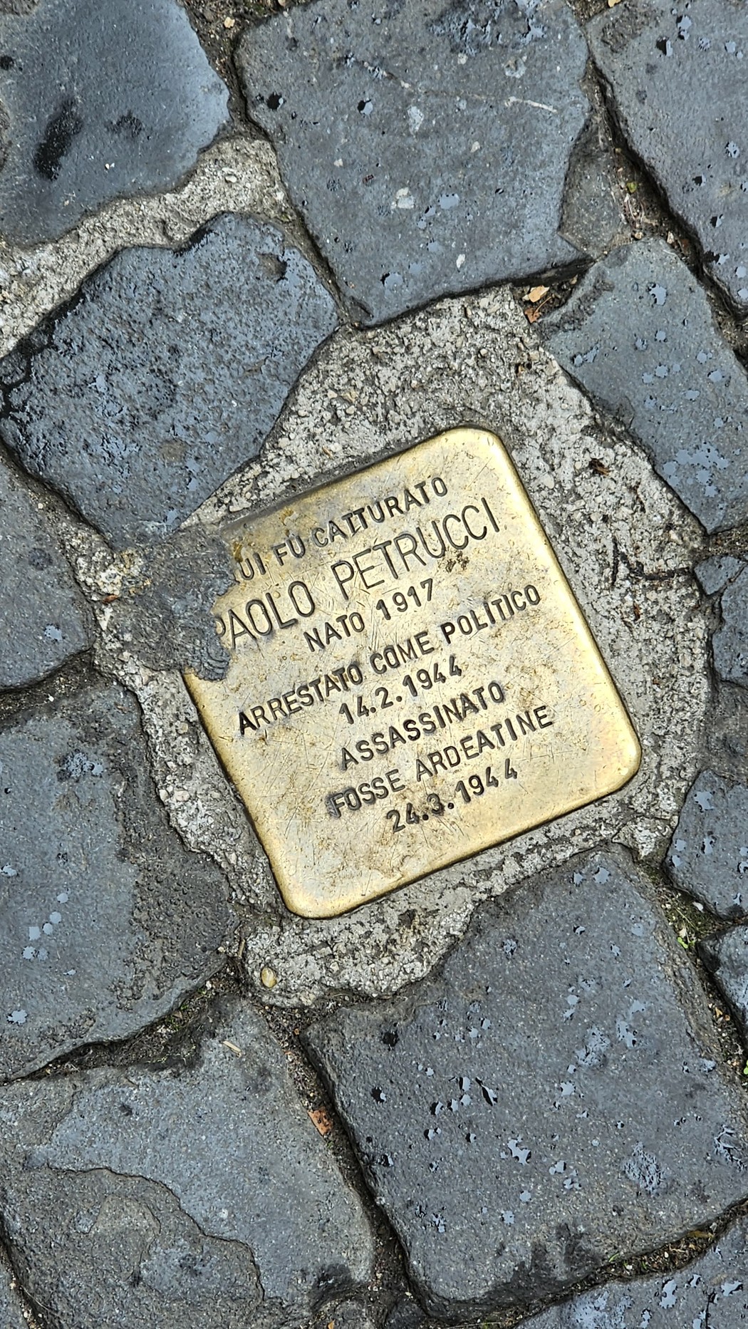Pietra d'inciampo dedicata a Paolo Petrucci, deportato politico arrestato e assassinato durante la Seconda Guerra Mondiale.