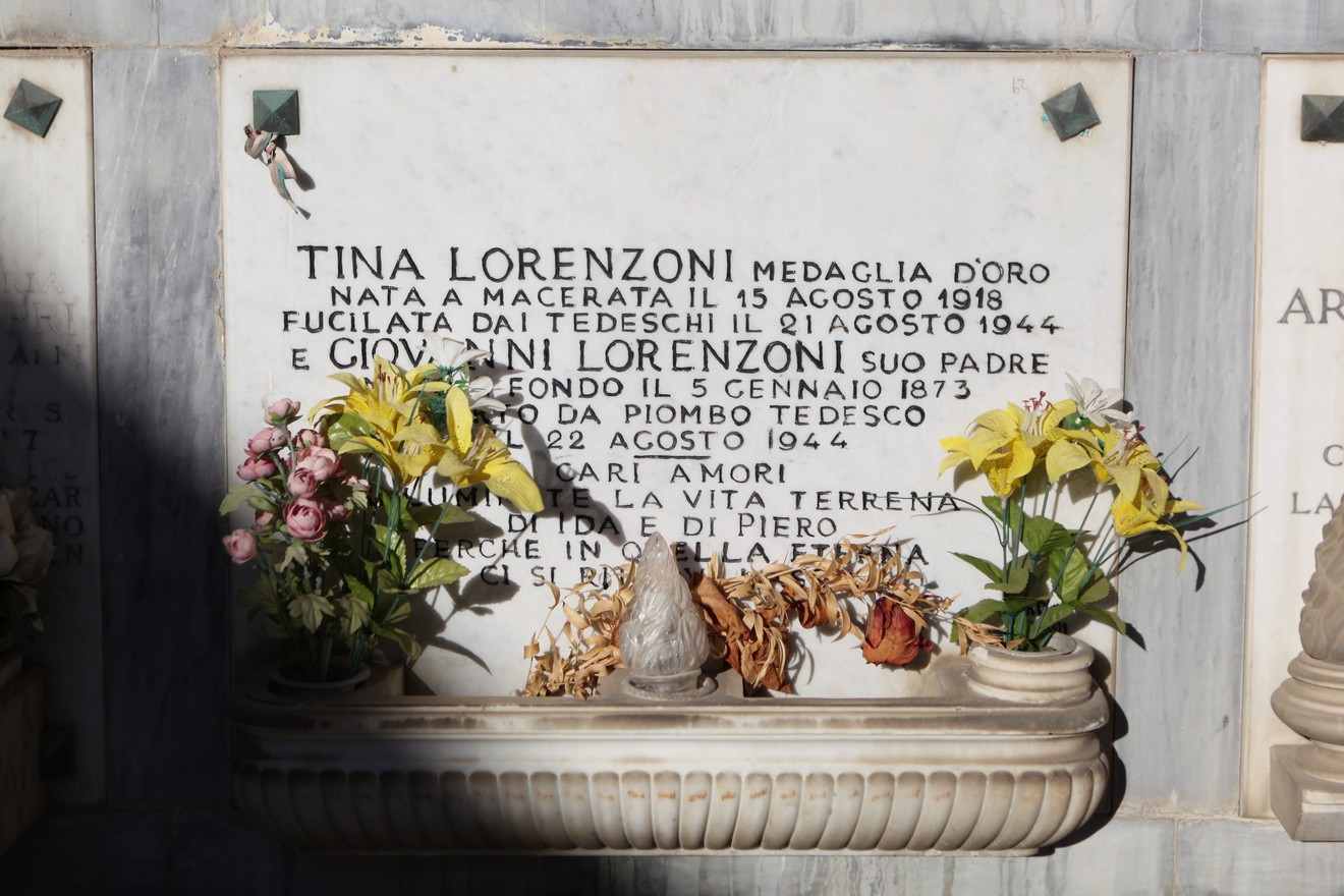 Sepolcro dei Lorenzoni con lapide commemorativa e ornamenti floreali.