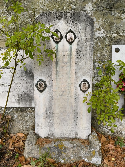 Sepolcri delle vittime dell'eccidio di Vallucciole, commemorazione di un tragico evento storico.