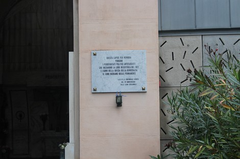 Lapide commemorativa dedicata ai perseguitati politici antifascisti, situata su una parete.