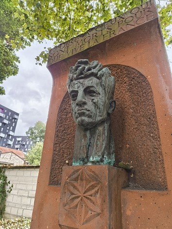 Monumento al gruppo Manouchian, commemorazione della resistenza antifascista durante la Seconda Guerra Mondiale.