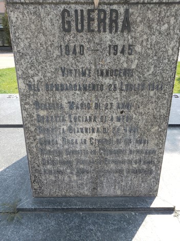 Monumento ai caduti con dettagli commemorativi in marmo, evocativo e solenne, dedicato alle vittime della guerra.