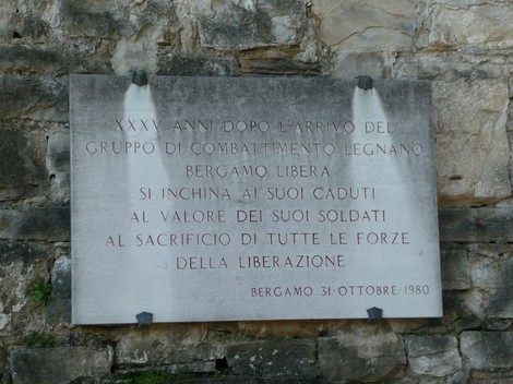 Lapide commemorativa dedicata alla Brigata Legnano, con riferimento al suo sacrificio e alla lotta per la liberazione.