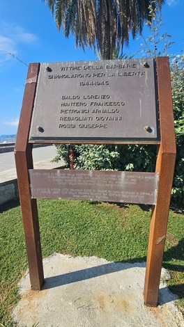 Targa commemorativa dedicata ai caduti per la Libertà, con nomi incisi in memoria delle vittime.