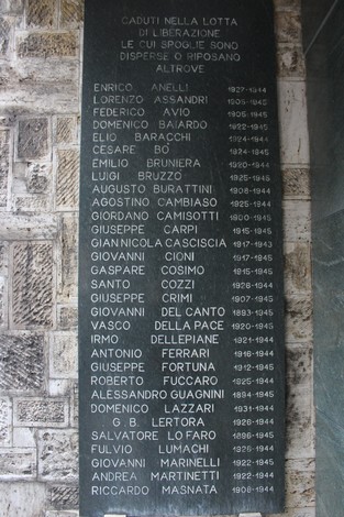 Il Sacrario dei Partigiani di Sampierdarena con nomi di caduti per la libertà incisi su una parete.