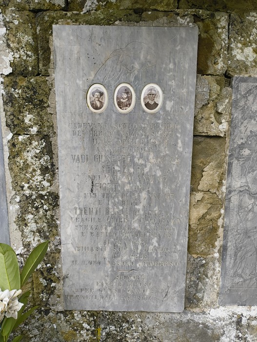 Sepolcri dedicati alle vittime dell'eccidio di Vallucciole, un luogo di commemorazione e memoria storica.