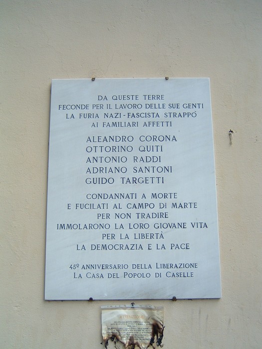 Lapide commemorativa del Circolo 12 Marzo a Caselle, dedicata a coloro che hanno sacrificato la vita per la libertà.