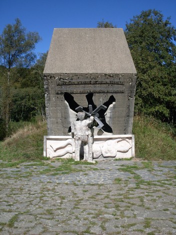 Monumento ai partigiani, dedicato alla memoria dei combattenti per la libertà, con statue e architettura evocativa.