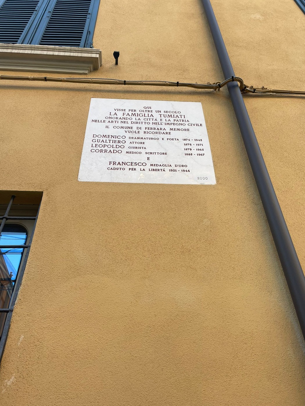 Lapide commemorativa dedicata alla famiglia Tumiati, in memoria del loro impegno civile e dei valori di libertà.