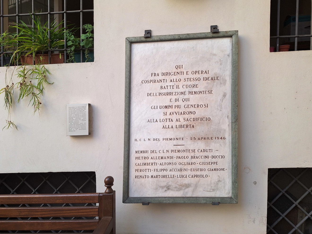 Lapide commemorativa del Comitato di Liberazione Nazionale piemontese, dedicata ai caduti e all'impegno per la libertà.