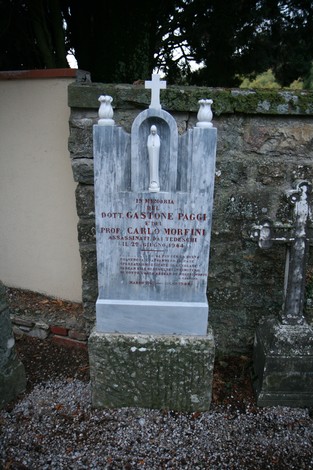 Cippo commemorativo dedicato a G. Paggi e C. Morfini, situato in un'area tranquilla e suggestiva.