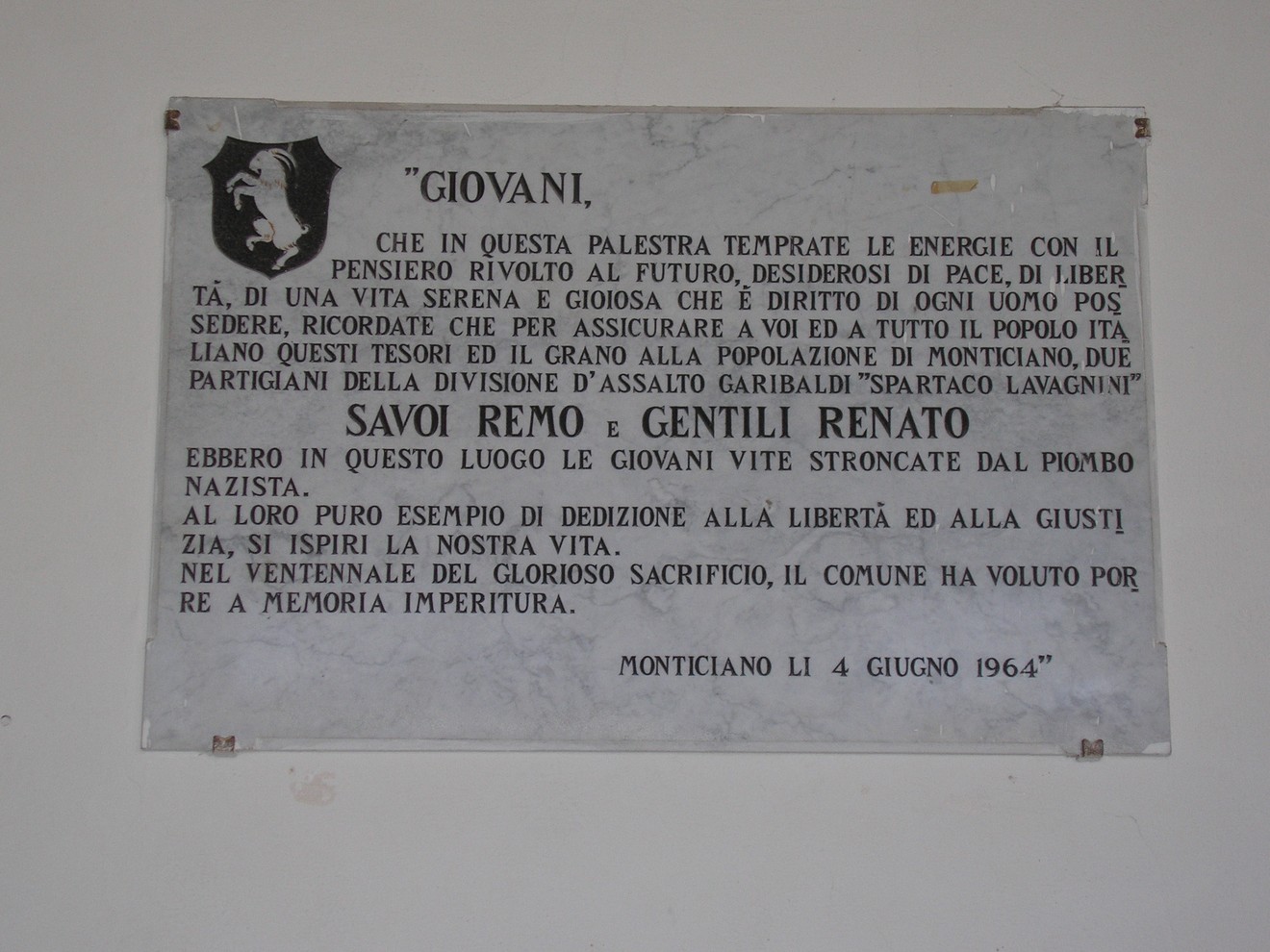 Lapide dedicata a Savoi Remo e Gentili Renato a Monticiano, commemorando il loro sacrificio per la libertà.